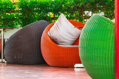 Tre sedie in fibra vegetale colorate
