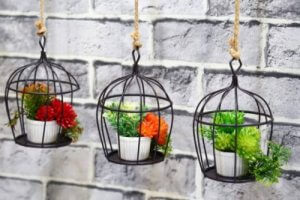 Decorate il balcone con vasi da fiori pensili