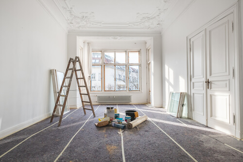 Decorare i soffitti e le pareti con lo stucco