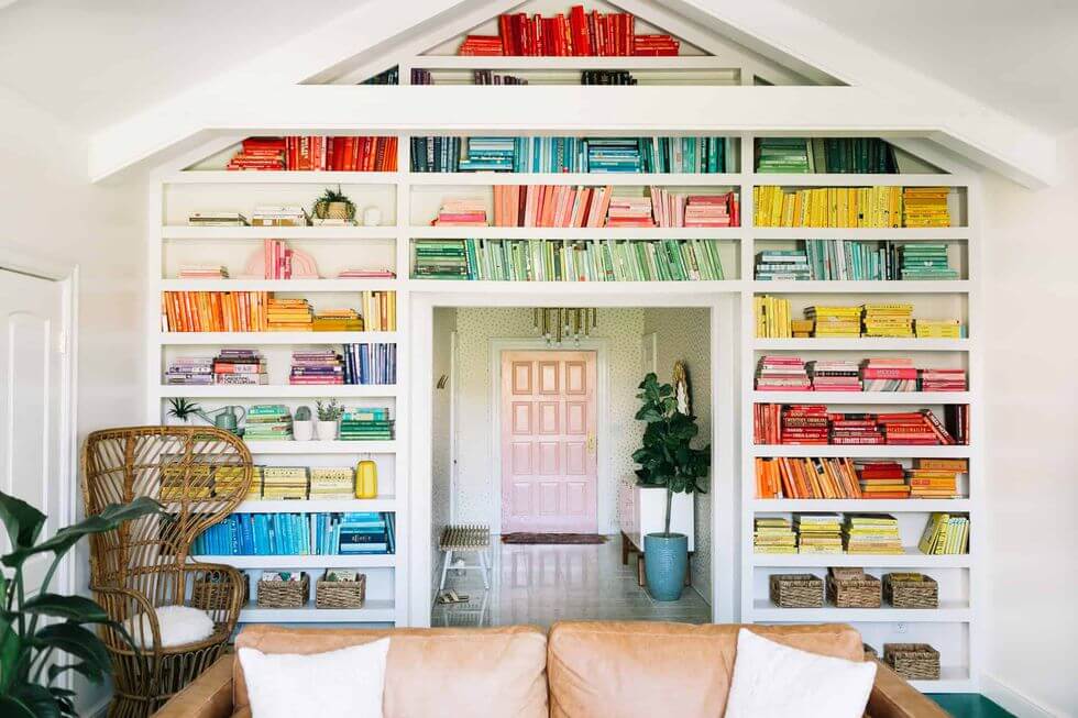 Libreria in una casa con soffitti alti