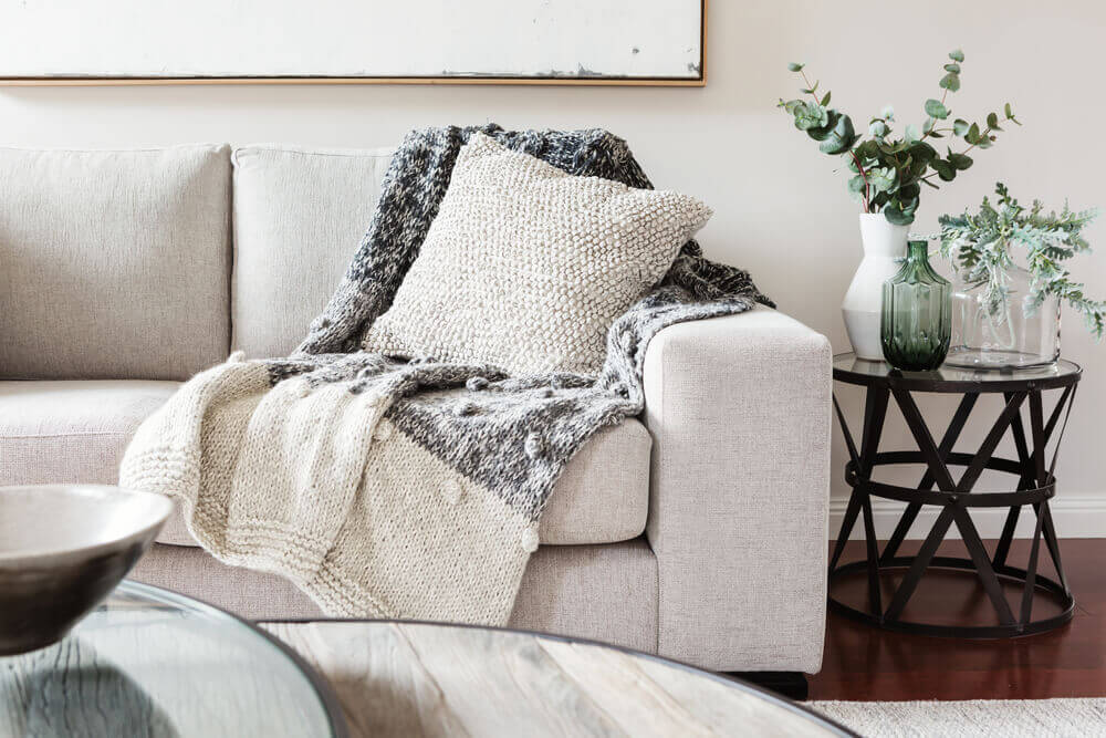 Coperta su divano in stile cozy