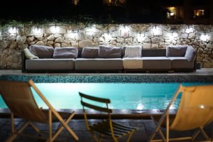 piscina in stile mediterraneo di notte