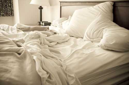 lenzuola bianche su un letto sfatto