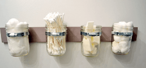Barattoli di vetro usati come contenitori per il bagno