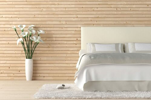 Camera da letto ideale per riposare, bianca e con fiori