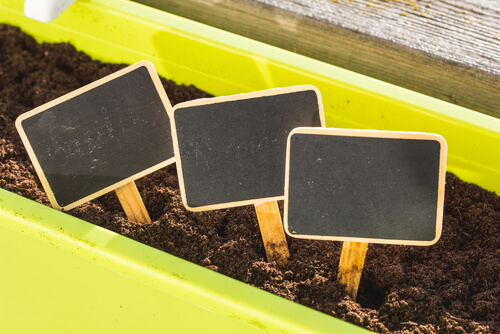 Cartelli in ardesia per creare un orto in giardino