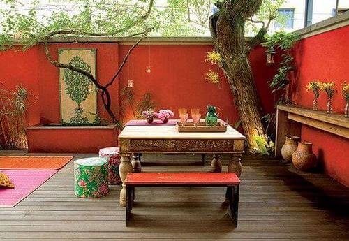 Colore cortile interno: cortile rosso con mobili esotici.
