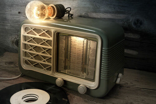 Tra le apparecchiature musicali vintage la radio a valvole è una delle più usate.