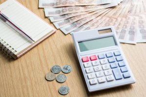 Cacolatrice e contanti per stabilire un budget: elementi d'arredamento economici