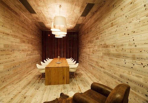 Ufficio con tavolo pavimenti e pareti in legno