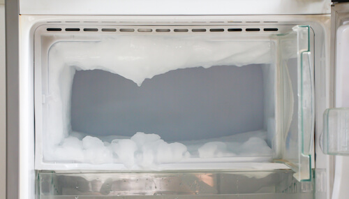 congelatore pieno di ghiaccio