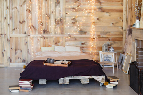 camera da letto con libri e luci