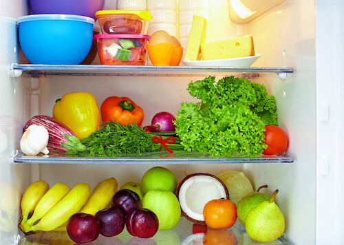 frutta verdure e alimenti ordinati in frigorifero