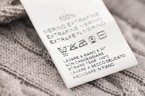 Etichetta vestito con indicazioni per il lavaggio