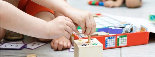 Metodo Montessori: bambino che gioca nella sua cameretta