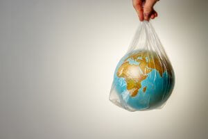 Pianeta avvolto in un sacchetto di plastica inquinante
