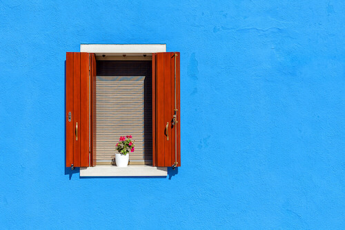 finestra su parete blu