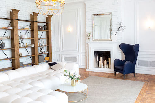 decorare per il segno zodiacale: salone con pareti e mobili bianchi