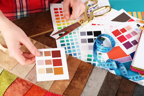 forbici e campioni di tessuti e colori per decorare casa