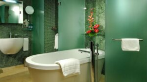 Bagno arredato con il colore verde: spazi monocromatici