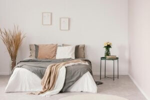 Camera da letto dai toni neutri: consigli per la decorazione