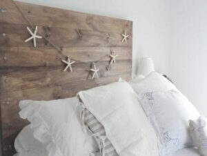 Testiera del letto decorata con ghirlanda di stelle.