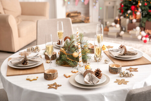 Tavola di Natale con biscotti e decorazioni.