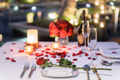 Petali per una cena romantica