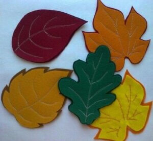 Sottobicchieri ispirati all'autunno in feltro a forma di foglie.