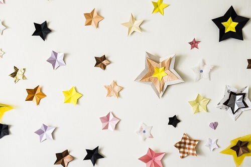 Idee per decorare con le stelle di carta (non solo a Natale!)