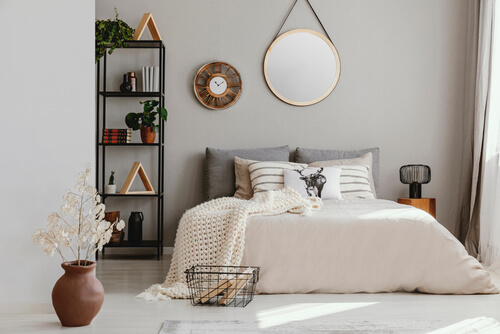 Camera da letto con parete beige