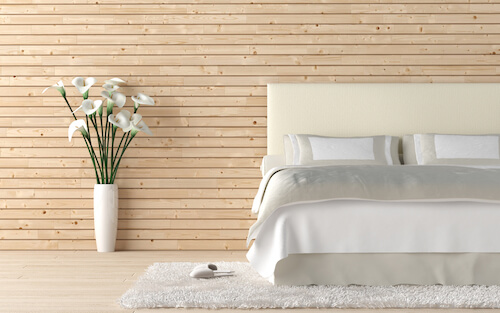 vaso bianco con fiori in camera da letto stile minimalista