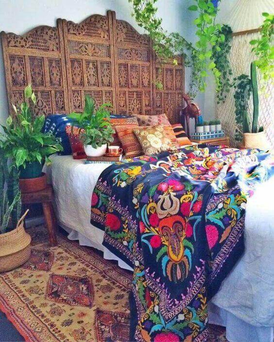 Decorare la camera da letto in stile etnico andino.