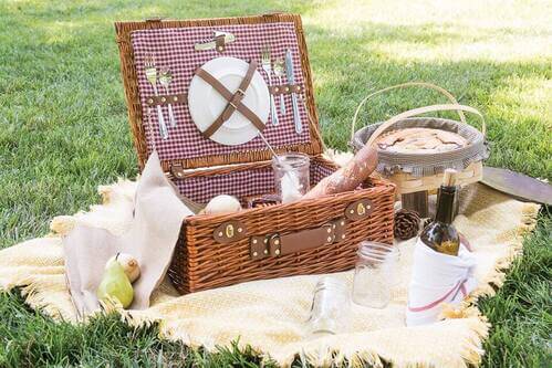 Cesta stile vintage per un picnic.