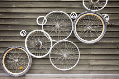 Ruote di bicicletta appese al muro