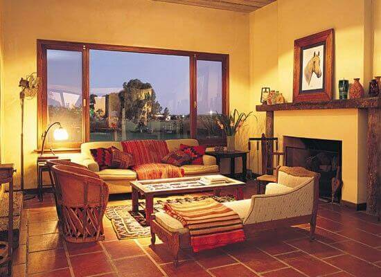 Decorare con stile etnico andino: salotto con legno e tessuti sudamericani.
