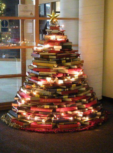 Decorazioni natalizie sostenibili: l'albero di Natale fatto con i libri.