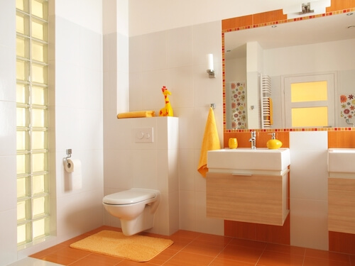 appartamento condiviso bagno con pareti bianche e mattonelle arancioni