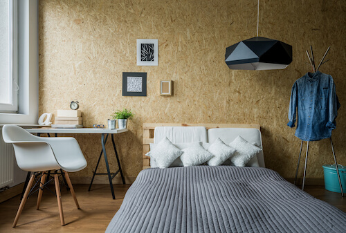 camera da letto originale con parete e pavimenti in legno
