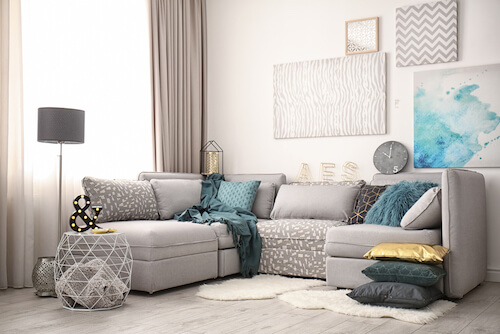 appartamento condiviso divano grigio grande con isola