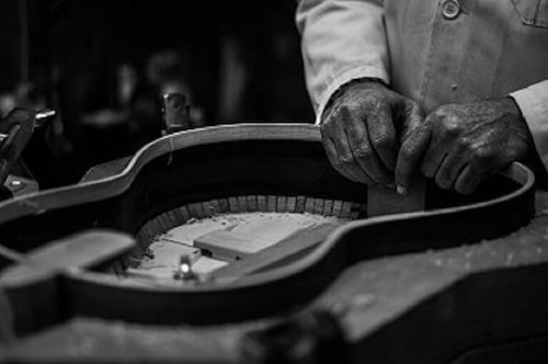 I migliori artigiani spagnoli, artigiano che costruisce una chitarra.