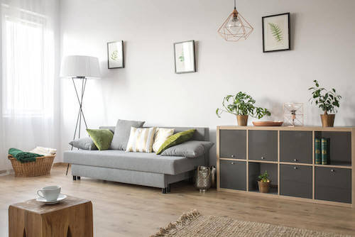soggiorno di un piccolo appartamento con pavimento in legno