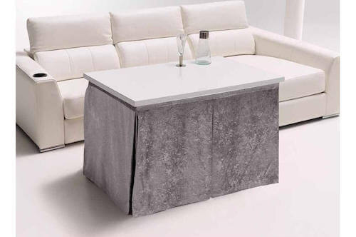 tavolo basso di forma rettangolare divano bianco