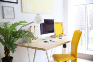 Zona studio in casa con elementi decorativi gialli