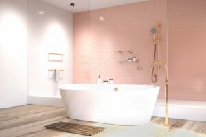 Bagno con piastrelle rosa e vasca da bagno