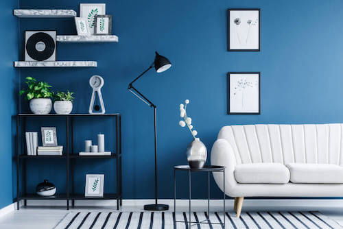 pareti salone blu marino divano bianco