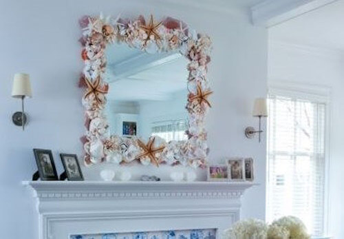 cornice specchio con conchiglie salone bianco