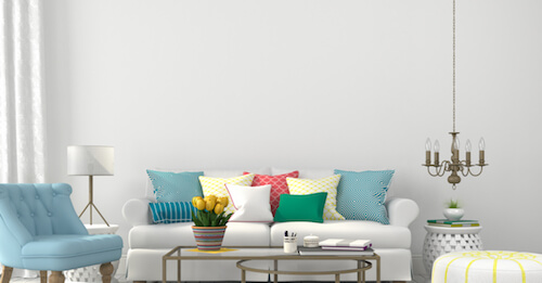 soggiorno con divano bianco e poltrona turchese