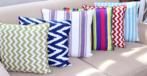cuscini colorati con motivi geometrici