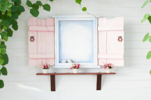 Finestra aperta con persiane rosa chiaro